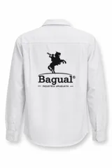 Camisa de manga larga de gabardina blanca con botones al tono y gran estampado en la espalda de la marca Bagual.