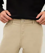 Pantalón masculino de corte skinny confeccionado en sarga de algodón con elastano. Presenta cierre frontal con botón y cremallera, cintura con trabillas y bolsillos laterales y traseros.