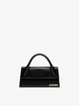 Bolso negro de cuero con asa reforzada, cierre magnético, correa ajustable extraíble y bolsillo interior. Logotipo y herrajes metálicos dorados.