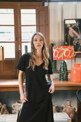 Vestido midi de punto acanalado, bicolor en negro y beige, con escote en V y mangas cortas.