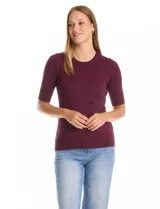 Buzo de tejido fino en color azul marino, con cuello redondo y mangas cortas con puños acanalados.