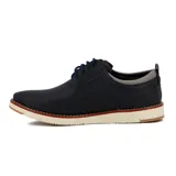 Zapato casual acordonado color café, con diseño de paneles combinados en cuero y textil, y suela de goma blanca con detalle de línea roja.