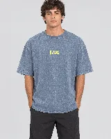 Remera negra de algodón peinado, de corte recto y mangas cortas. En la espalda presenta una estampa intervenida a mano que ilustra una copa de trago y la leyenda "Última Ronda" en color amarillo.