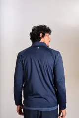 Buzo deportivo de cuello alto con cierre frontal parcial, manga larga y diseño entallado en tejido técnico de secado rápido.