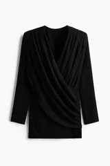 Vestido corto negro de diseño cruzado con escote en V profundo y frente drapeado. Presenta hombreras, mangas largas y una silueta ceñida al cuerpo con frunces laterales.