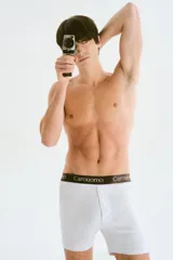 Boxer blanco con elástico negro en la cintura con la marca Carouomo estampada en blanco.