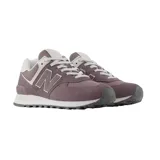 Championes New Balance modelo WL574RTS, color malva/lila con detalles en blanco/crema. Presentan un upper de gamuza y malla, sistema de cordones blancos y entresuela ENCAP blanca con suela de goma oscura.