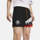 Short de fútbol Adidas inspirado en el diseño de 1994 de la selección de Alemania. Es de color negro con un panel lateral estampado con rombos en los colores de la bandera alemana (negro, rojo y amarillo). Presenta el escudo de la DFB en la pierna derecha, cordón de ajuste tricolor y corte holgado.