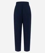 Pantalón de vestir negro, estilo carrot (holgado en cadera y ajustado en tobillo), de cintura alta con trabillas y cierre tradicional. Presenta recortes verticales con costura aparente en el frente.