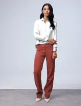 Pantalón de vestir negro, marca Zac & Rachel, con pretina con broches internos y cierre. Delantera y trasera con bolsillos.