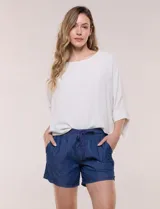 Short azul de tiro medio y calce relajado, confeccionado en mezcla de algodón y viscosa. Cuenta con cintura elastizada con cordón de ajuste, bolsillos delanteros tipo parche y ruedo con vuelta.