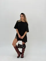 Remerón oversize negro de tela rib, con cuello redondo, mangas cortas y aberturas laterales en el dobladillo.