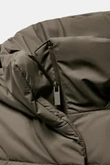 Campera puffer corta de tejido engomado resistente al viento, con aislamiento térmico. Presenta cuello subido con capucha, manga larga, bolsillos delanteros y bajo ajustable con stoppers laterales. Cierre frontal con cremallera termosellada y botones magnéticos.