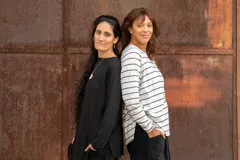 Remerón de corte oversize confeccionado en viscosa con spandex, color negro. Presenta diseño de espalda más larga, tajos laterales y ruedo redondeado.