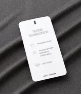 Remera deportiva verde militar de manga corta, confeccionada en tejido de malla 100% poliéster con tecnología Get Dry.