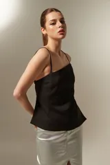 Top rojo de bretel fino con espalda descubierta.