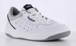 Championes urbanos Topper modelo X-Forcer, color blanco con detalles en gris y azul marino. Presentan perforaciones laterales para mayor ventilación, cierre con cordones y suela de goma resistente.