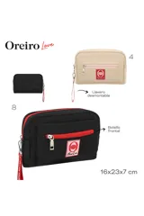 Necessaire de diseño rectangular en color beige, con cierre principal y bolsillo frontal con cierre en tono rosado. Incluye una correa de muñeca desmontable y un parche decorativo con el logo de la marca en el frente.