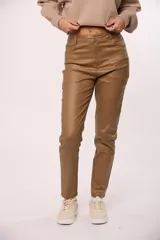 Pantalon chupin de ecocuero negro, de tiro alto con cierre y botón frontal, y bolsillos laterales.