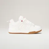 Zapatillas Airwalk modelo Giro, de color blanco con suela de goma tostada. Presenta perforaciones laterales para ventilación y detalles en rojo en la lengüeta y el ojal superior.