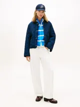 Campera acolchada Tommy Hilfiger de color azul marino, con diseño pespuntado en rombos, cierre frontal de botones a presión y bolsillos aplicados con solapa.