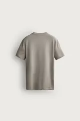 Camiseta slim fit negra de cuello redondo y manga corta.