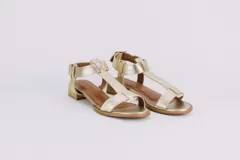 Sandalias plateadas de cuero con tiras finas y suela plana.