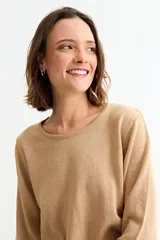 Sweater de punto con hilo metálico, cuello redondo y manga larga, de diseño básico y ajuste holgado.
