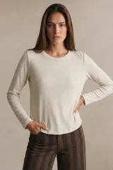 Remera de manga larga con cuello redondo, confeccionada en tejido de punto acanalado fino. Presenta un corte ajustado al cuerpo y una textura suave y liviana.