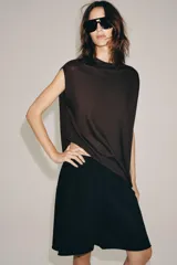 Jersey asimétrico de punto con cuello redondo y manga corta, de diseño fluido y corte irregular.