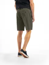 Bermuda cl%c3%a1sica de algod%c3%b3n color negro, con pasadores para cinturon, bolsillos laterales y traseros.