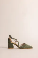 Zapato de tacón bajo color verde militar, con punta cuadrada y tiras cruzadas en el empeine que se ajustan al tobillo. El tacón es ancho y mide 5 cm.