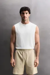 Musculosa de corte relajado confeccionada en tejido compacto de algodón, con cuello redondo y sisas con acabado irregular. Pertenece a la línea Zara Athleticz.