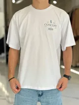 Remera oversize blanca de manga corta, con estampa en la espalda con la inscripción "Concept", un gráfico de pingüino con galera y esferas de líneas.