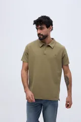 Remera polo verde militar con textura sutil, de manga corta, cuello camisero y cierre frontal de botones.