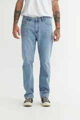 Jean celeste de corte recto con cadera levemente holgada.