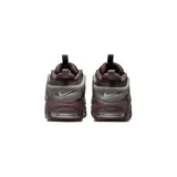 Championes Nike Air More Uptempo Low en color negro con detalles en suela de goma color caramelo. Presentan el icónico diseño de letras grandes en los laterales, confeccionados en una combinación de malla y cuero sintético, con unidad de aire visible en la entresuela.