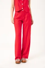 Pantalón rojo de lino imperial con lurex, tiro medio, corte recto, bolsillos delanteros y traseros, cierre frontal con cremallera y botón.