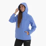 Campera impermeable azul con capucha, cierre frontal con cremallera, bolsillos laterales con cierre y logo de la marca en el pecho.