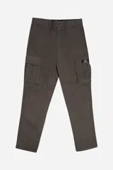 Pantalón cargo color gris oscuro, de corte recto, con bolsillos laterales con solapa y bolsillos delanteros.