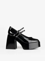 Sandalias negras de charol con plataforma alta y tacón cuadrado. Cierre con tira delantera con hebilla.