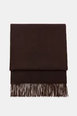 Pañuelo liso de textura suave, color marrón oscuro, con terminación de flecos en los extremos.
