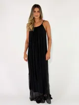 Vestido largo negro de corte fluido, con diseño plisado, tirantes finos regulables y escote redondo.