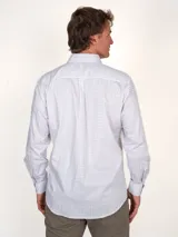Camisa de corte clásico con estampado de cuadros en tonos rosados y celestes, con cuello abotonado, manga larga y bolsillo frontal con detalle bordado.