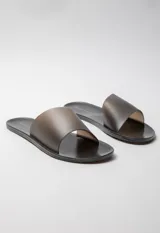 Sandalia chata color negro de goma semi transparente con tira ancha sobre el empeine.