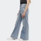 Pantalón de jean Wrangler, color azul claro lavado, de tiro alto y corte acampanado (flare) con piernas anchas.