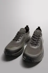 Zapatilla deportiva de correr color caqui, con capellada de tejido de punto transpirable y ajuste con cordones. Cuenta con refuerzos Shield Protect Max en puntera y talón, tirador trasero, plantilla OrthoLite® y entresuela Spume Foam V3.