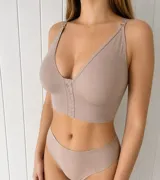Corpiño reductor de lycra color beige, con escote en V, cierre frontal mediante broches y laterales altos para mayor contención. Diseño sin aros.