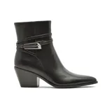 Bota corta de cuero color negro, con taco cuadrado de altura media y punta fina. Presenta una tira decorativa envolvente en el tobillo con una hebilla metálica plateada.