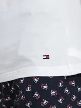 Pack de tres remeras de cuello redondo confeccionadas en algodón, con diseño clásico de manga corta y logo de la marca bordado en la parte inferior.
